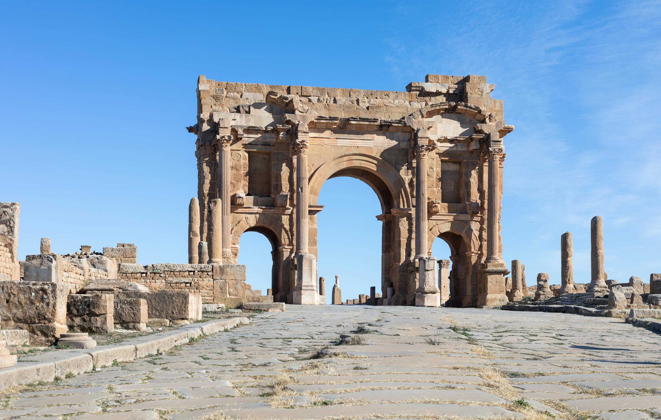L'arc de triomphe romain de Timgad, un site classé au patrimoine mondial de l'UNESCO en Algérie.