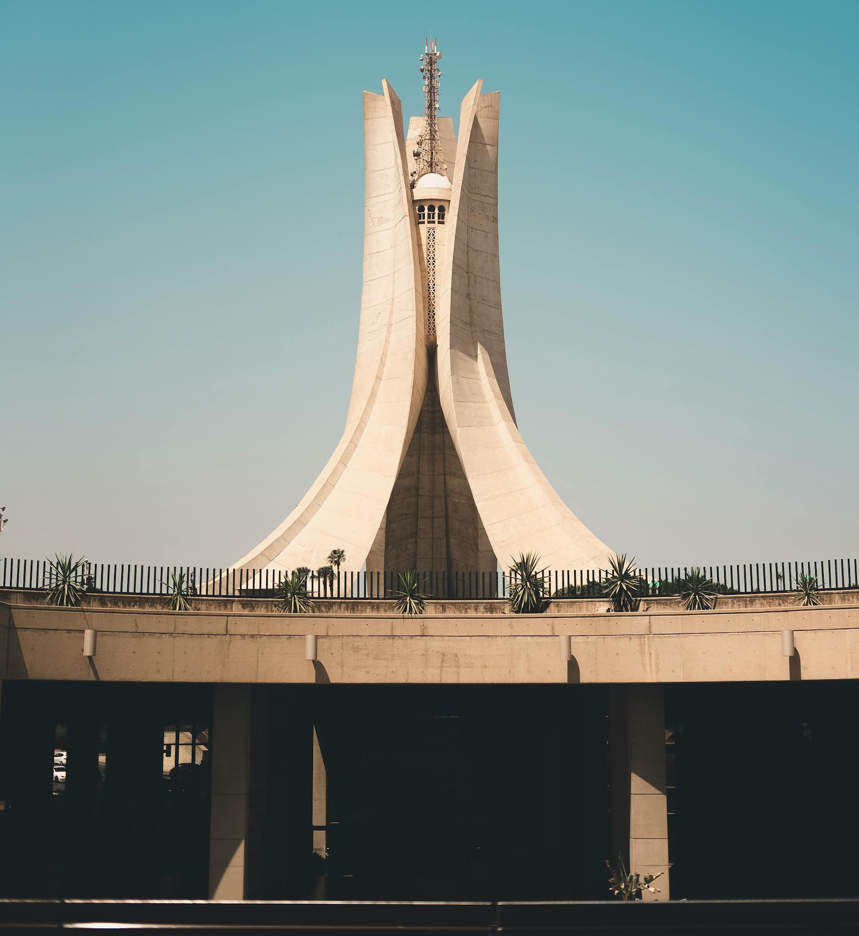 contact algeriaventures -le monument des martyrs à Alger
