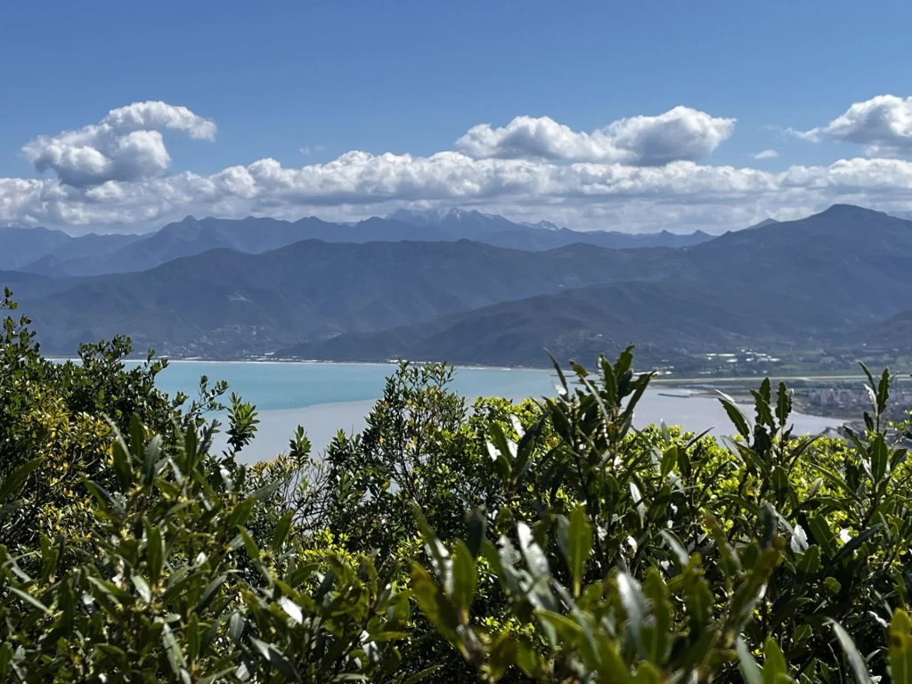 vue sur les montagnes des bibans depuis le sentier pedestre de gouraya