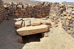 L’entrée du tombeau de la reine Tin Hinan dans le hoggar